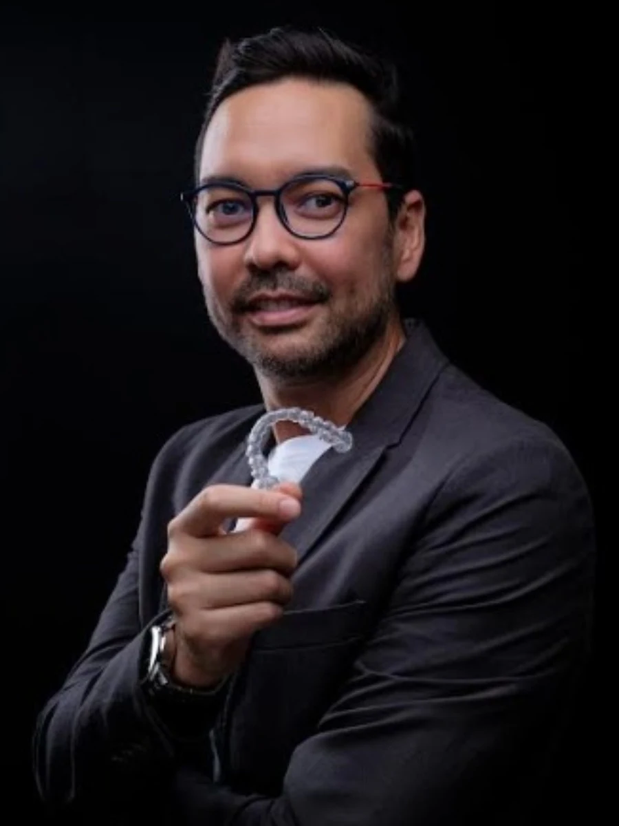Mário Yanaguizawa, Mestre e Especialista em Ortodontia, com um alinhador Invisalign